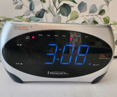 Reloj despertador digital con radio FM/AM de colección Emerson Research SmartSet Foto 1 de 4