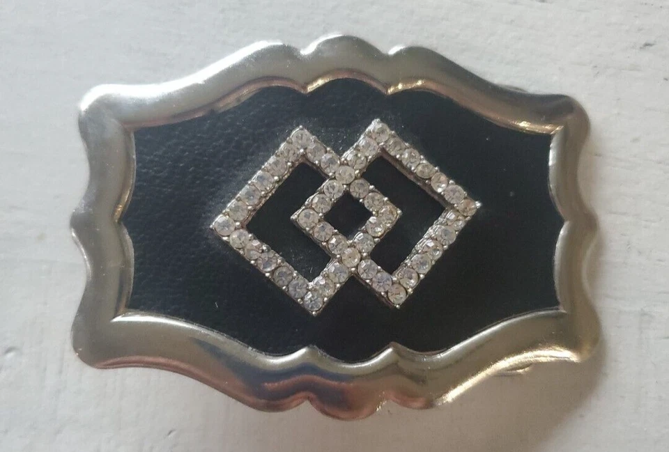 Hebilla de cinturón de diamantes de imitación con diamantes de imitación fondo de cuero negro con marco cromado Foto 1 de 4