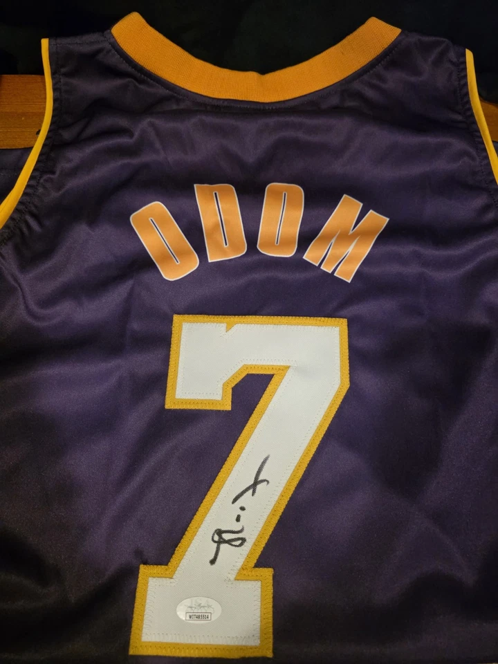 Camiseta púrpura autografiada de Lamar Odom Los Angeles Lakers Foto 1 de 2