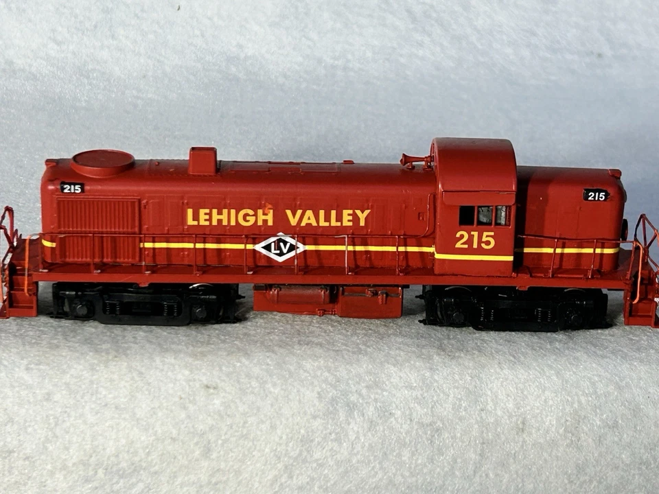 Beautiful Atlas Classic Lehigh Valley RR Alco RS-3 Loco HO - Image 1 of 4