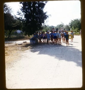 Children in ??? - 1959 Stereo Realist 3D slide #1840 - Picture 1 of 4