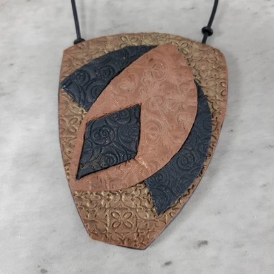 Collar Colgante Escudo Grande Hecho a Mano Arcilla Polimérica Geométrica Boho Declaración Foto 1 de 4