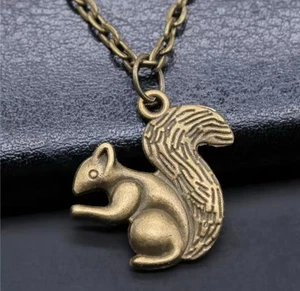 "Collar con dije de ardilla, bronce, cadena larga de 18"", lindo animal, tema bosque" - Imagen 1 de 1