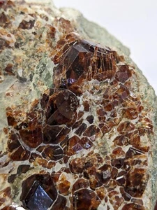 1006g natürliche rohe Granatcluster Probe Pakistan - Bild 1 von 6