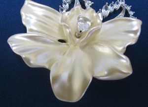 Nolan Miller Glamour Collection Orchidee Brosche mit Strass und Emaille - Bild 1 von 3