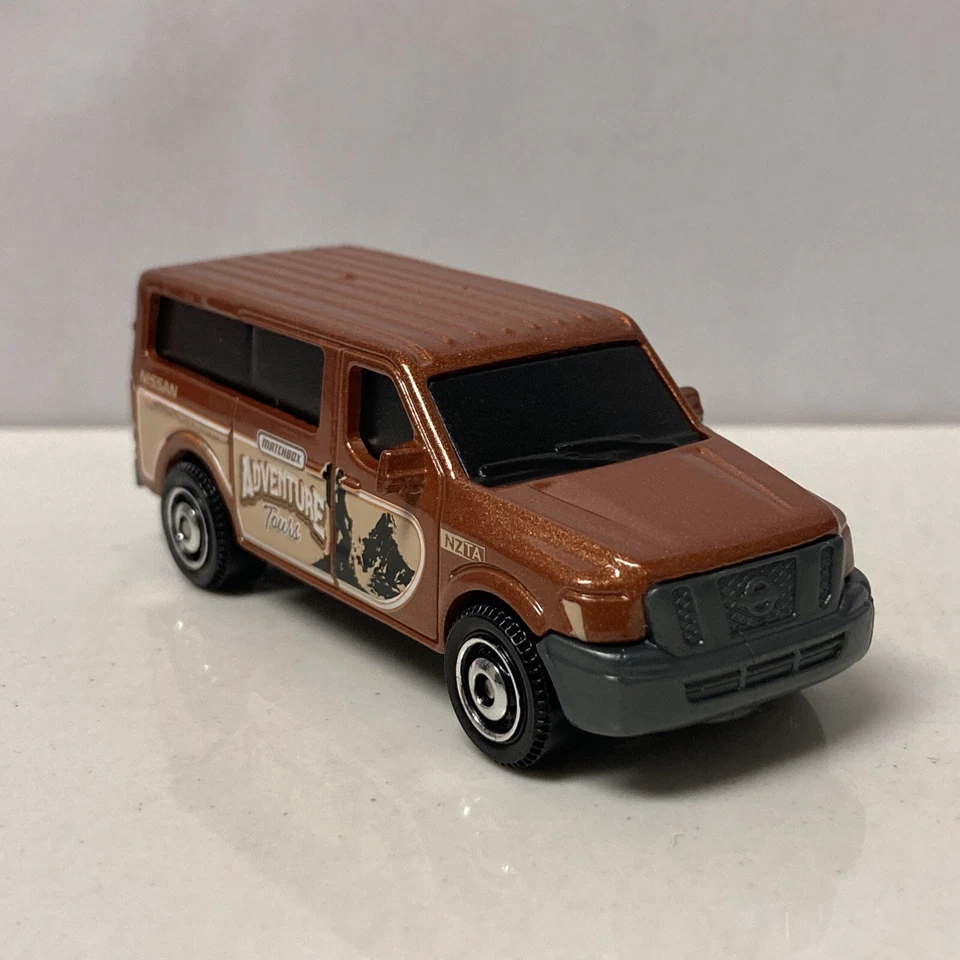 Nissan NV 2014 14 Van Tours coleccionable escala 1/64 diecast modelo diorama Foto 1 de 4