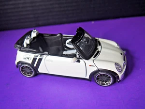 Maisto Mini Cooper Cabrio Convertible Die Cast 1:24 Red Car No Seats - Picture 1 of 5