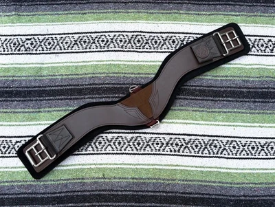 Total Saddle Fit -STRETCHTEC Western Cinch - 32 英寸棕色/氯丁橡胶衬里 — 第 1/4 张图片