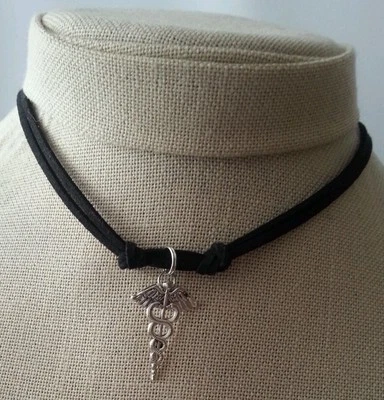 Collar de cuero médico caduceo MD RN colgante hecho a mano hombres mujeres gargantilla negro Foto 1 de 2