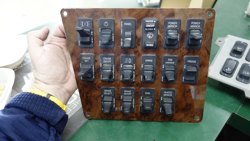 Painel de painel International 9200 com dezesseis interruptores - Imagem 1 de 4