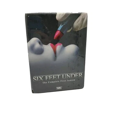  Six Feet Under *Unopened*- The Complete First Season (VHS,5-Tape Set). - Imagem 1 de 4