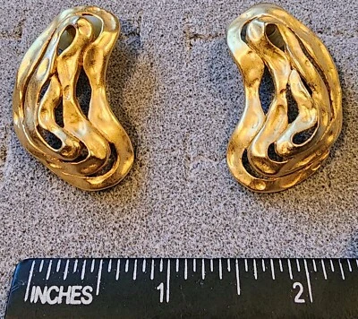 Pendientes en forma de riñón en tono dorado de DEP - Perla Erwin Foto 1 de 3