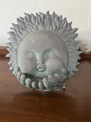Vintage MCM Criança Celestial 3D Sol Rosto Mãos Decoração Jardim Escultura Banho de Pássaro - Imagem 1 de 4