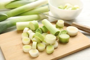 LEEK CARENTAN 100 Seeds HEIRLOOM vegetable garden AUTUMN WINTER cool season grow - Picture 1 of 4