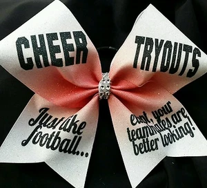 Cheer Bow Cheer Tryouts wie Fußball außer dass deine Teamkollegen besser aussehen  - Bild 1 von 1