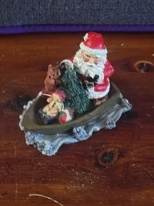 Estatuilla pequeña de Papá Noel en barco de 3,5" de largo, 3" de alto - Imagen 1 de 6