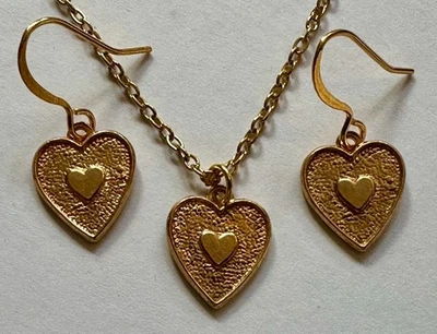 JUEGO DE JOYAS FORMA CORAZÓN CON CORAZÓN TONO DORADO ENCANTO 5/8 de 1" COLLAR PENDIENTES 18" Foto 1 de 4