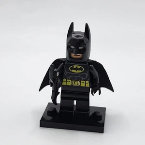 Lego Batman Minifigure Black Suit with Yellow Belt and Crest - Picture 1 of 7