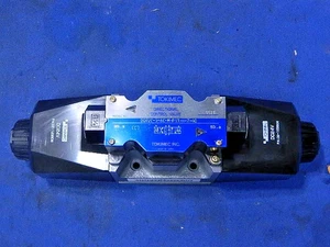 TOKIMEC DG4VC-5-6C-M-PS1-H-7-40 VALVOLA DI CONTROLLO DIREZIONALE BOBINA 24 VDC - Foto 1 di 13