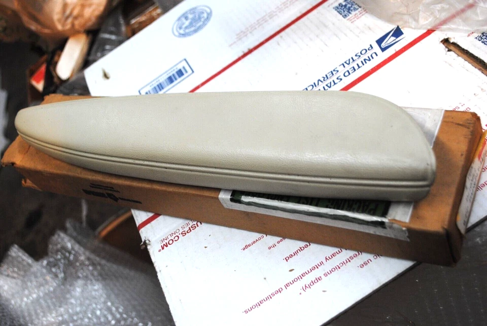 Nuevo de Lote Antiguo Mopar 1976 Plymouth Volare Roadrunner Dodge Aspen R/T Cuarto Derecho Reposabrazos Foto 1 de 1