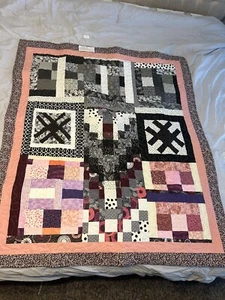 Handgefertigter "Hashtag" Quilt oder Wandteppich neu hergestellt 56x47 Zoll, schwarz/weiß - Bild 1 von 9