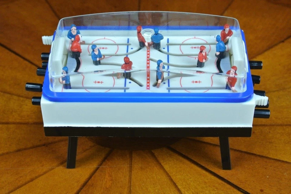 RARO 1997 Basic Fun Miniatura MESA HOCKEY Varilla Cúpula Burbuja con 2 PUCKS Foto 1 de 1