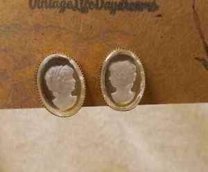 Vintage durchsichtige Kamee-Ohrringe goldfarbene Metallbasis unsigniert gebraucht  - Bild 1 von 10