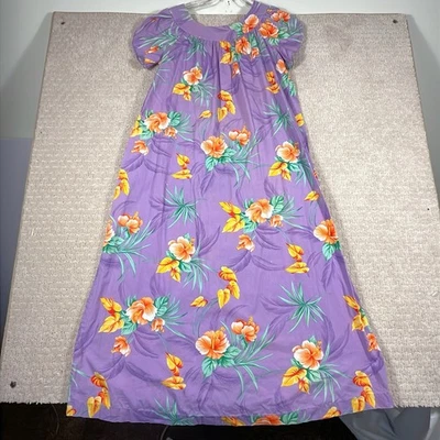 Vestido De Colección Hilo Hattie Muumuu Para Mujer Mediano Hawaiano Floral Púrpura Manga Acampanada Foto 1 de 4