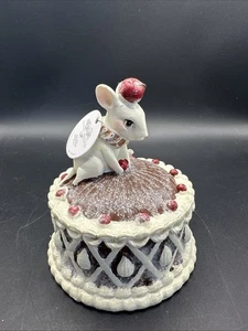 Victorian Trading Co Christmas Mouse On Cake Resin Figurine - Picture 1 of 11