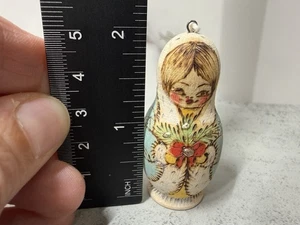 Vintage Russische handbemalte hölzerne Matroschka Ornament Mädchen Holz verbrannt 2" - Bild 1 von 5