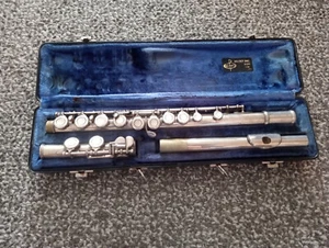 Armstrong 104 Closed-Hole Student Flute With Case. - Picture 1 of 5