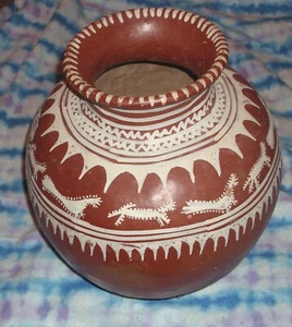 VINTAGE MEXICAN LARGE RED ORANGE POT W/DECORATIVE HAND PAINTED COYOTES RARE - Picture 1 of 9