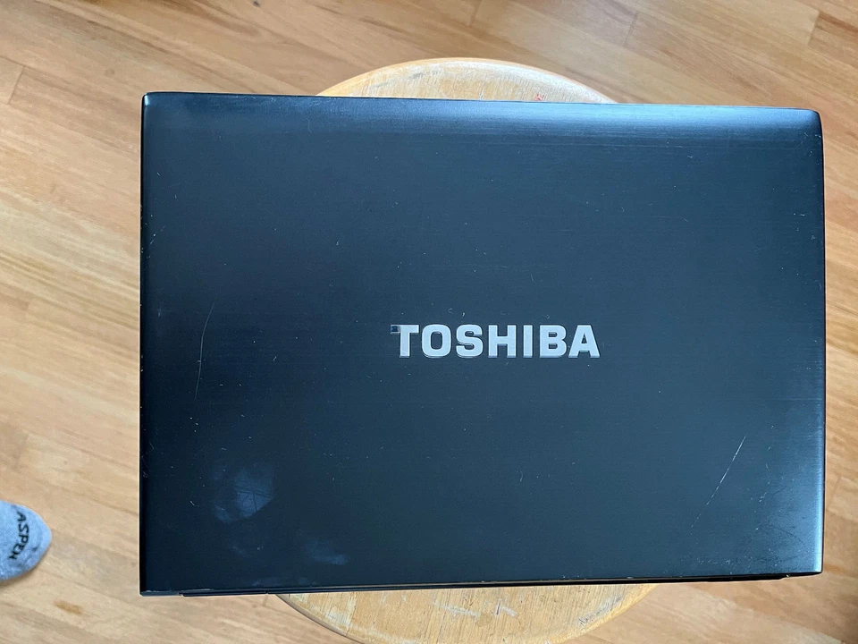 Toshiba Portege R930 13.3" | i5-2.6GHz | 4GB 240GB SSD Windows 10 Pro Foto 1 de 4