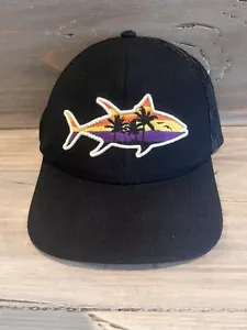 Local Crowns Tuna Fish Collection Truckermütze mit Druckknopflasche Inselansichten - schwarz - Bild 1 von 4