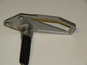 KAWASAKI GPX 750 R ZX750F 1990 FUSSRASTENHALTER FUSSRASTE VORNE LINKS - Picture 1 of 4