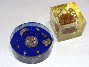2 Vintage Plexiglas Acryl Briefbeschwerer aufgehängt explodiert Uhrenteile - Bild 1 von 8