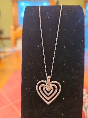 Collar con colgante de diamantes de triple corazón de plata de ley de 18" (1/10 ctw) nuevo con etiquetas. Macy's Foto 1 de 4