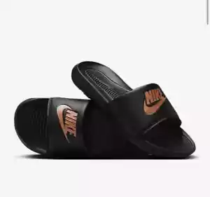 NIKE Victori One Slide Mujer Negro y Rojo Bronce Swoosh Sandalias Talla 9, 10 Nuevas - Imagen 1 de 10