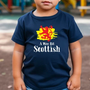 Kinder A Wee Bit schottisches T-Shirt Jungen Mädchen Schottland Distel Flagge Drache Geschenk Top - Bild 1 von 1