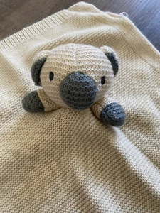 Coperta di sicurezza MODERN BABY beige e grigia all'uncinetto KOALA BEAR ~ Lovey ~ maglione ~ - Foto 1 di 4