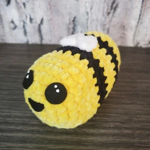 Amigurumi Crochet Bumble Bee 6" Plush - Kawaii Tiny Wings Cute Eyes - Imagen 1 de 5