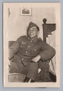 Soldat in Wohnung mit Kinderfoto 2. Weltkrieg Uniform - Altes Foto 1940er - Picture 1 of 2