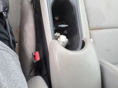 Consola piso delantero cuero CVT SOLO REPOSABRAZOS 16-22 HR-V 2706432 Foto 1 de 4