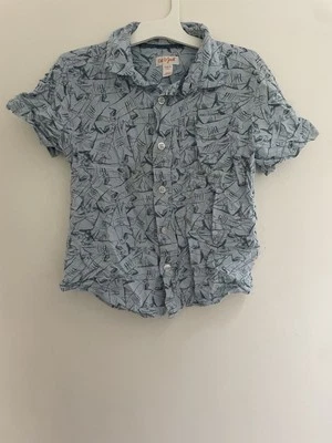 Camisa de manga corta con botones 100 % rayón estampado de tiburón Cat & Jack para niños azul S Foto 1 de 4