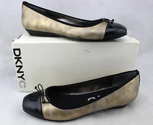 $90 DKNY DKNYC Nico Oro Bronce Metálico Patente Cuero Arco Ballet Plano 9.5 Nuevo - Imagen 1 de 5