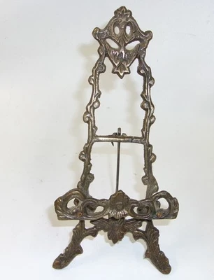 Caballete de mesa vintage pequeño de latón ornamentado de 7" de alto Foto 1 de 3