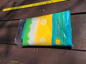 Mantel trasero de franela de vinilo de colección 90"" x 54"" corbata tinte verde amarillo azul verano - Imagen 1 de 5