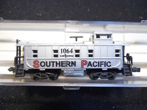 N - Life-Like - Cupola Caboose, Southern Pacific 1064 LN / Rapido - Bild 1 von 2