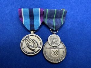 Zweiteiliges Medaillenset (humanitär, Marine Experte Schütze) M12 - Bild 1 von 2