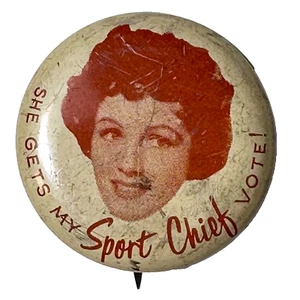 She Gets My Vote Sport Chief Clothing 1.5" hojalata litografía pinback años 60 - Imagen 1 de 3